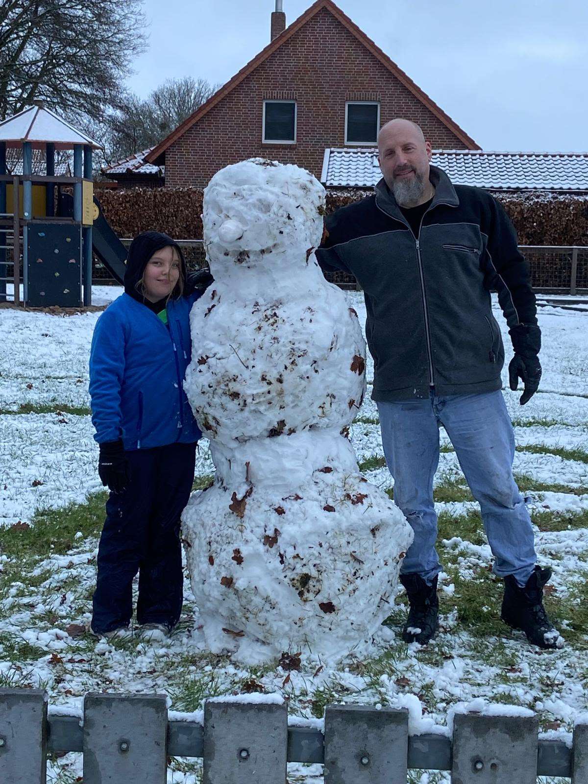 In der Holunderstraße in Bunde baute Freyja Gelder mit ein wenig Unterstützung durch ihren Papa Stefan diesen schönen Schneemann. © privat