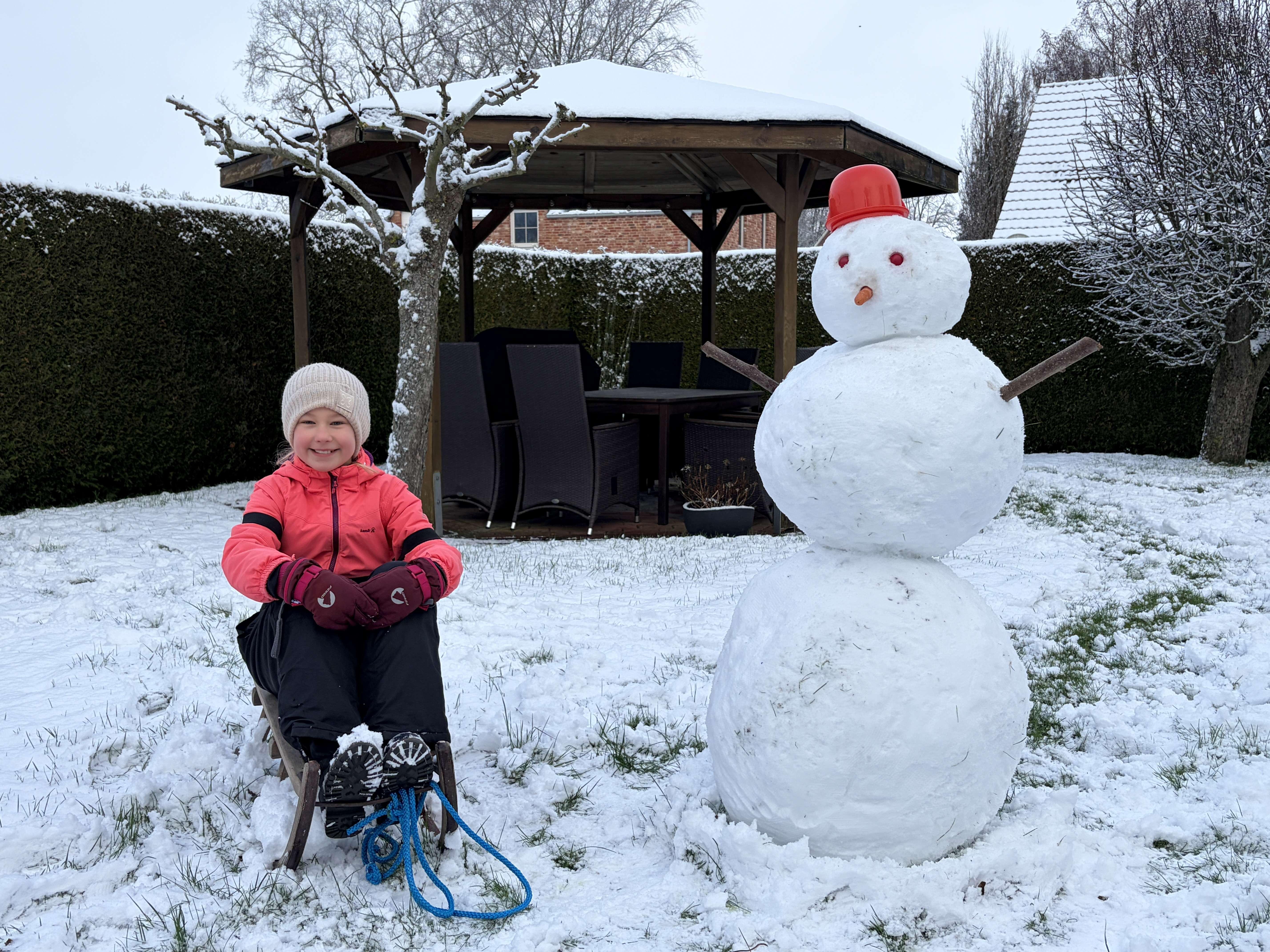 Johanna Ritz hat am Sonntag den ersten Schneemann ihres Lebens gebaut. © privat