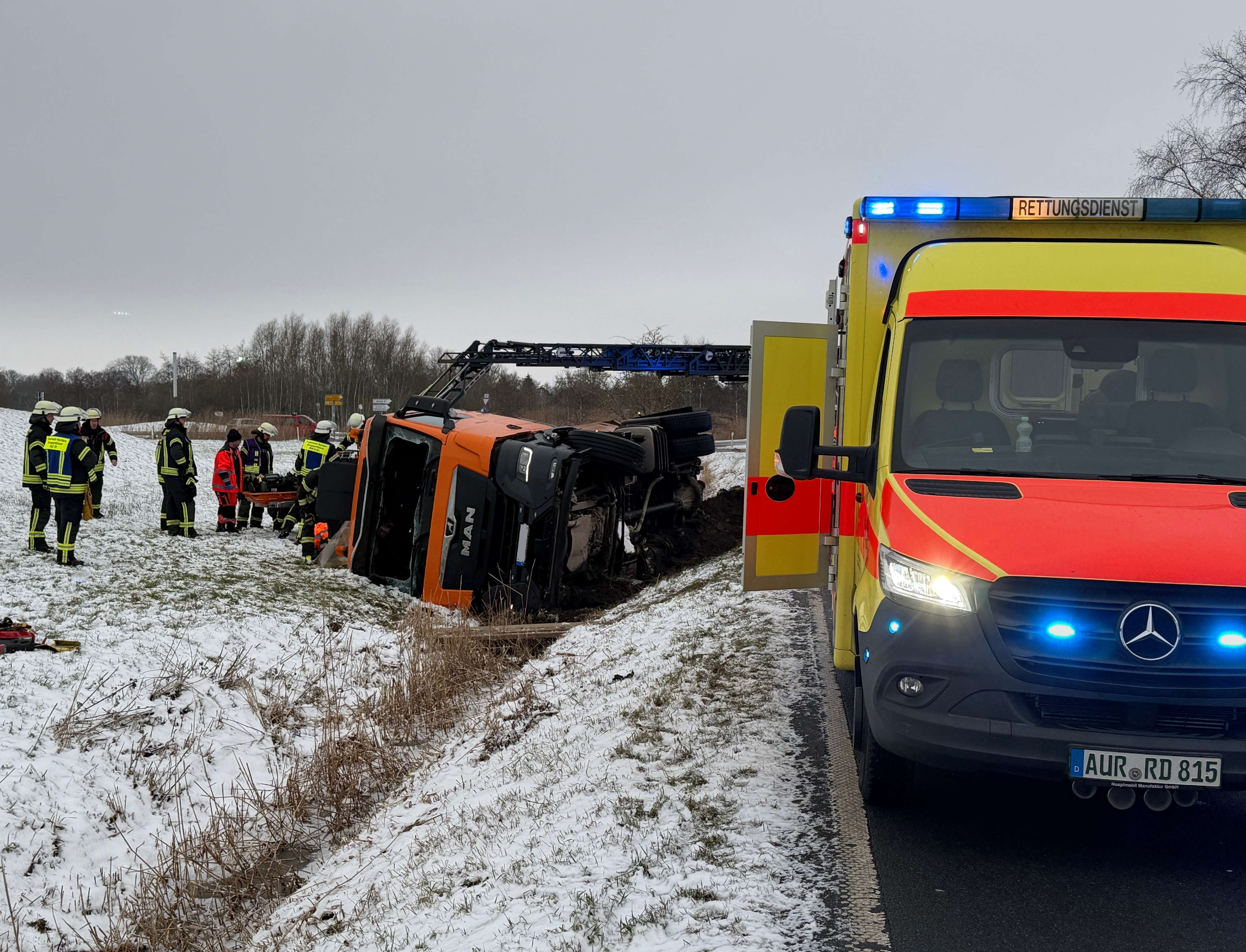 Der Verletzte wurde auf eine Schaufeltrage gelegt und aus dem Fahrzeug gehoben. © Weege (Feuerwehr Norden)
