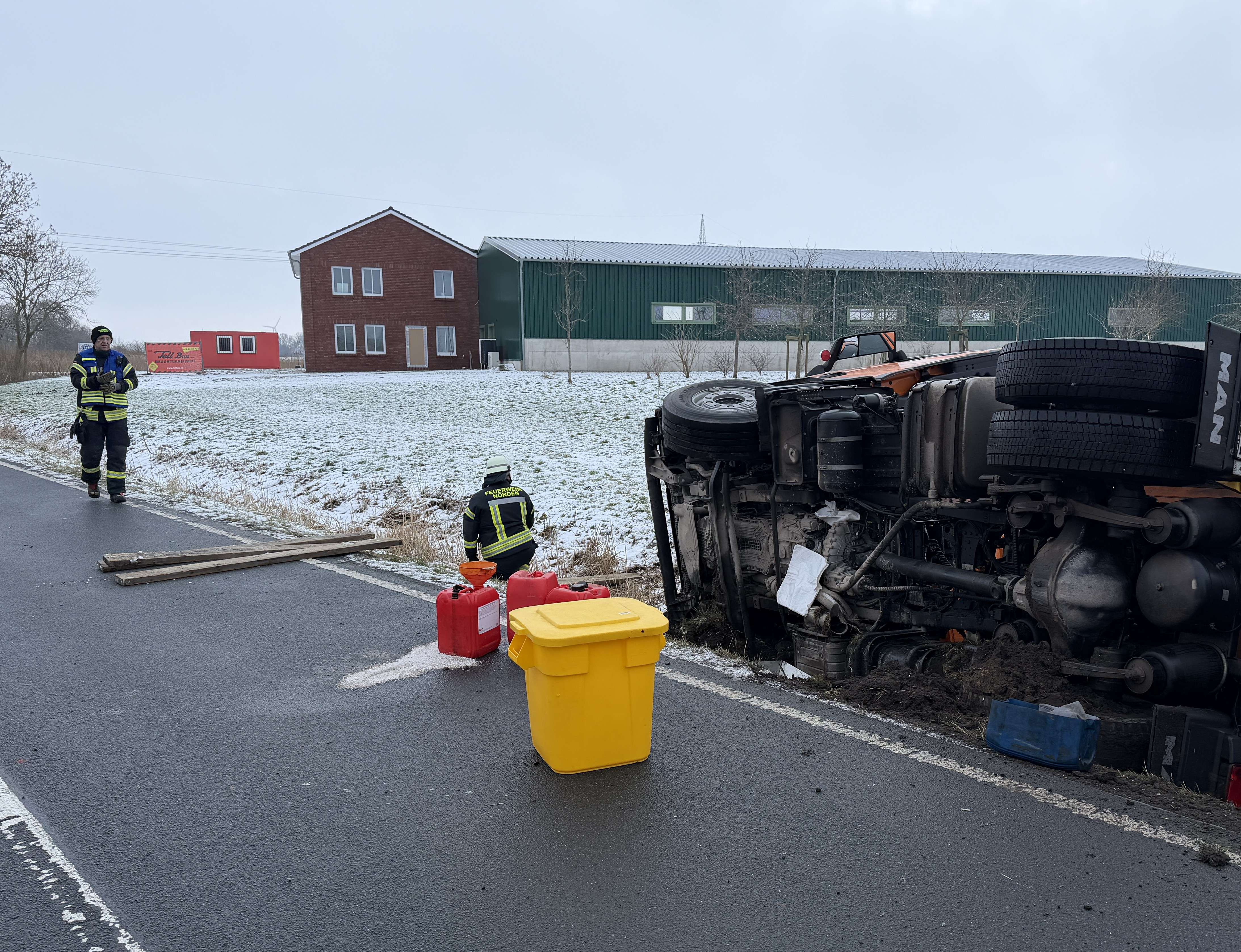 Parallel zu der Befreiung des Fahrers kümmerten sich Einsatzkräfte um auslaufende Betriebsstoffe. © Weege (Feuerwehr Norden)
